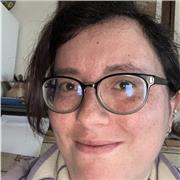 Ragazza laureata in giurisprudenza impartisce lezioni di diritto per ragazzi delle scuole medie e superiori